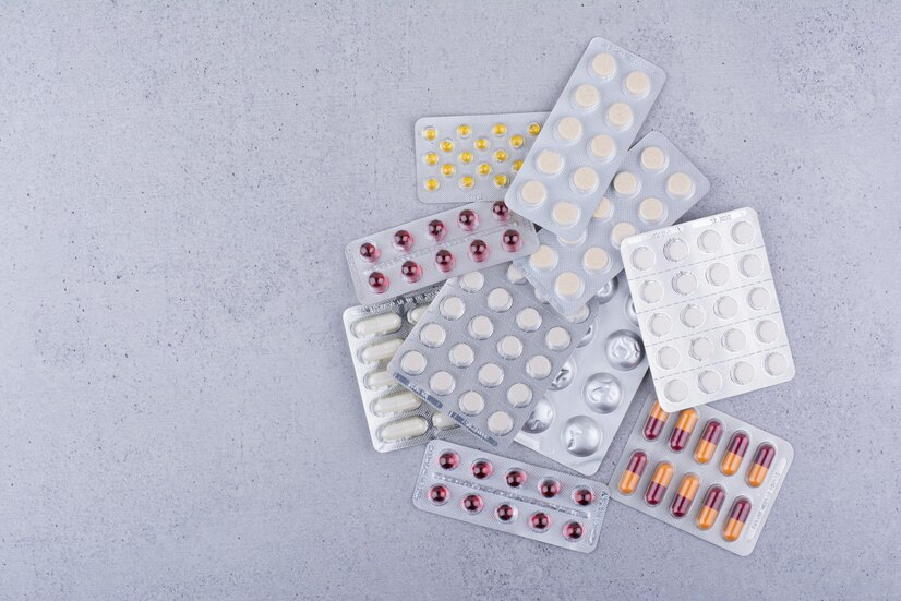 paquetes-surtidos-medicamentos-sobre-fondo-marmol-foto-alta-calidad_114579-68057.jpg